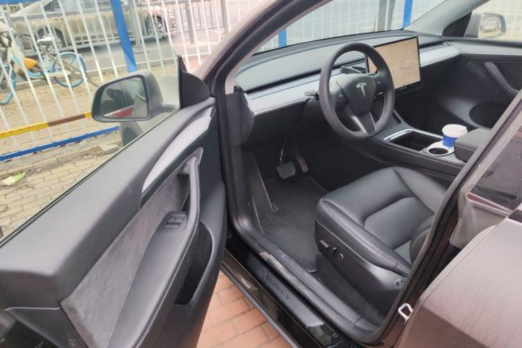 Used Tesla Model Y 2023 Long-Range All-Wheel-Drive Version
