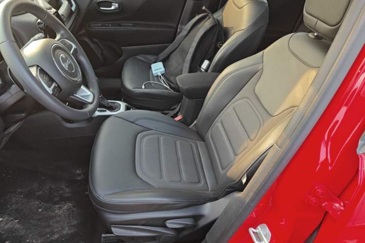 Used  Renegade 2019 220T Automatic Leading Edition
