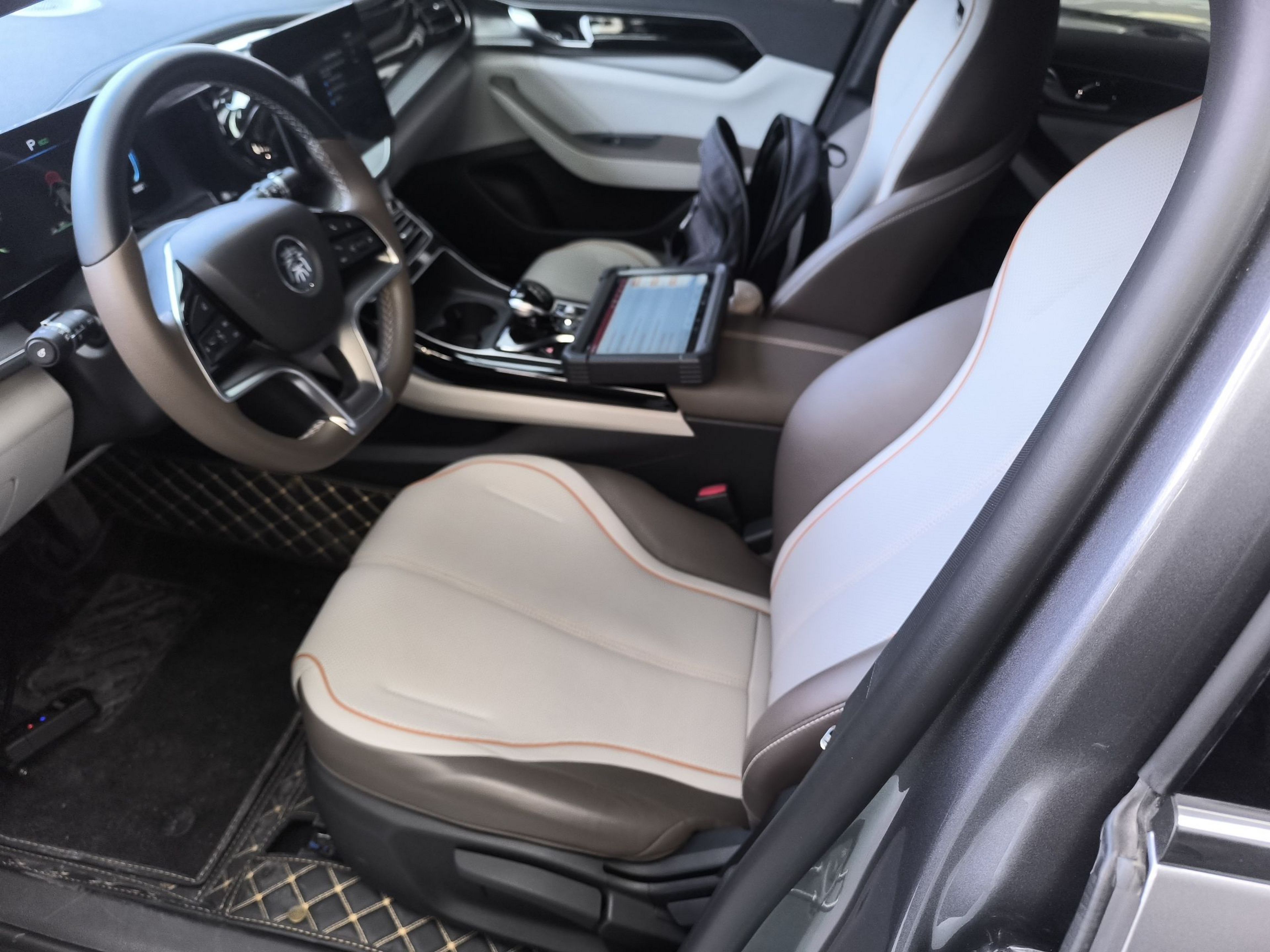 المقاعد الأمامية داخل السيارة