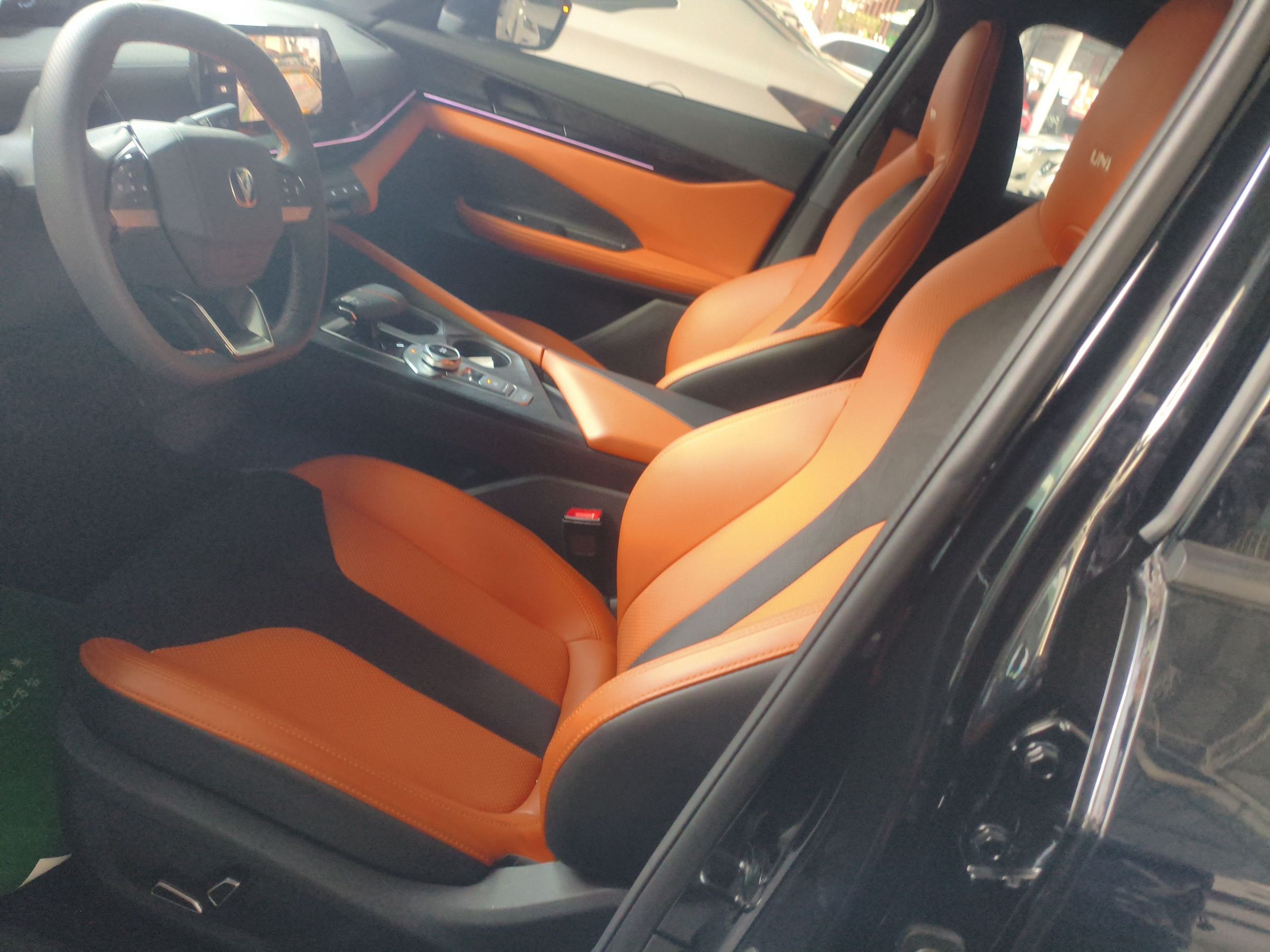 المقاعد الأمامية داخل السيارة