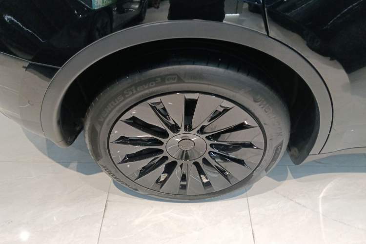 Used Tesla Model Y 2021 Long-Range All-Wheel-Drive Version
