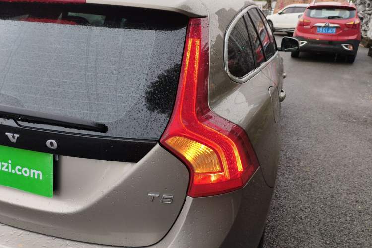 Used Volvo V60 2014 T5 Zhiya Edition
