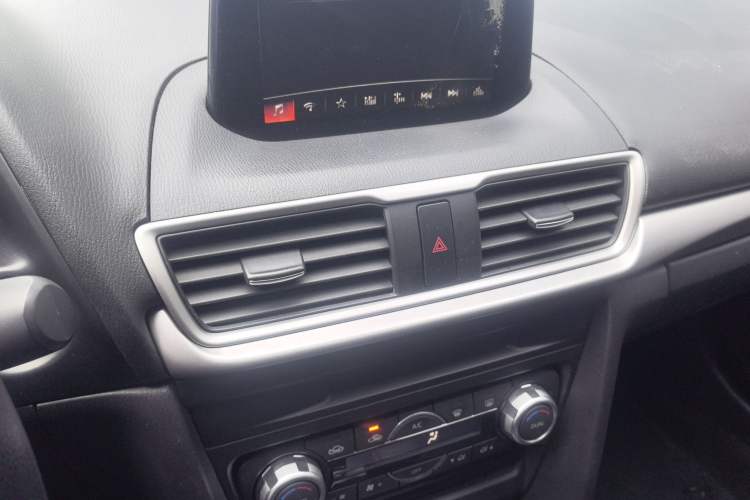 Used Mazda Mazda 3 Axela 2019 Cloud-Controlled Sedan 1.5L Automatic Luxury Model China VI Standard
