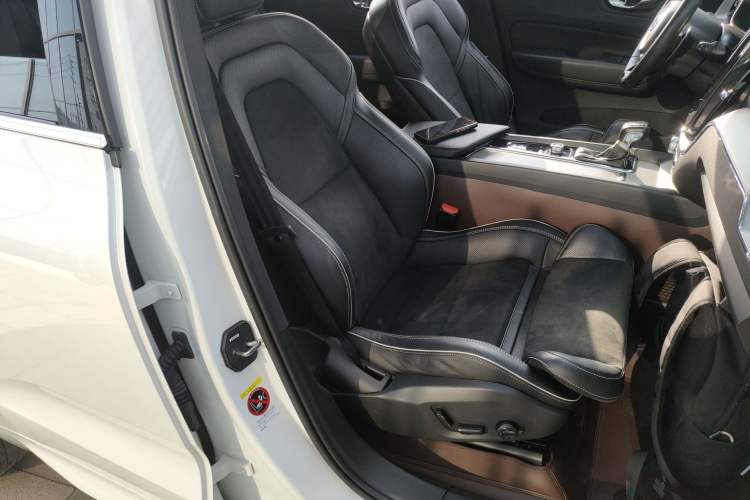 Used Volvo XC60 2019 T5 4x4 Smart & Dynamic Sport Edition China VI Standard
