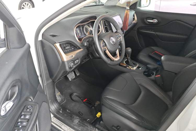 Used  Cherokee 2016 2.4L Leading Edition
