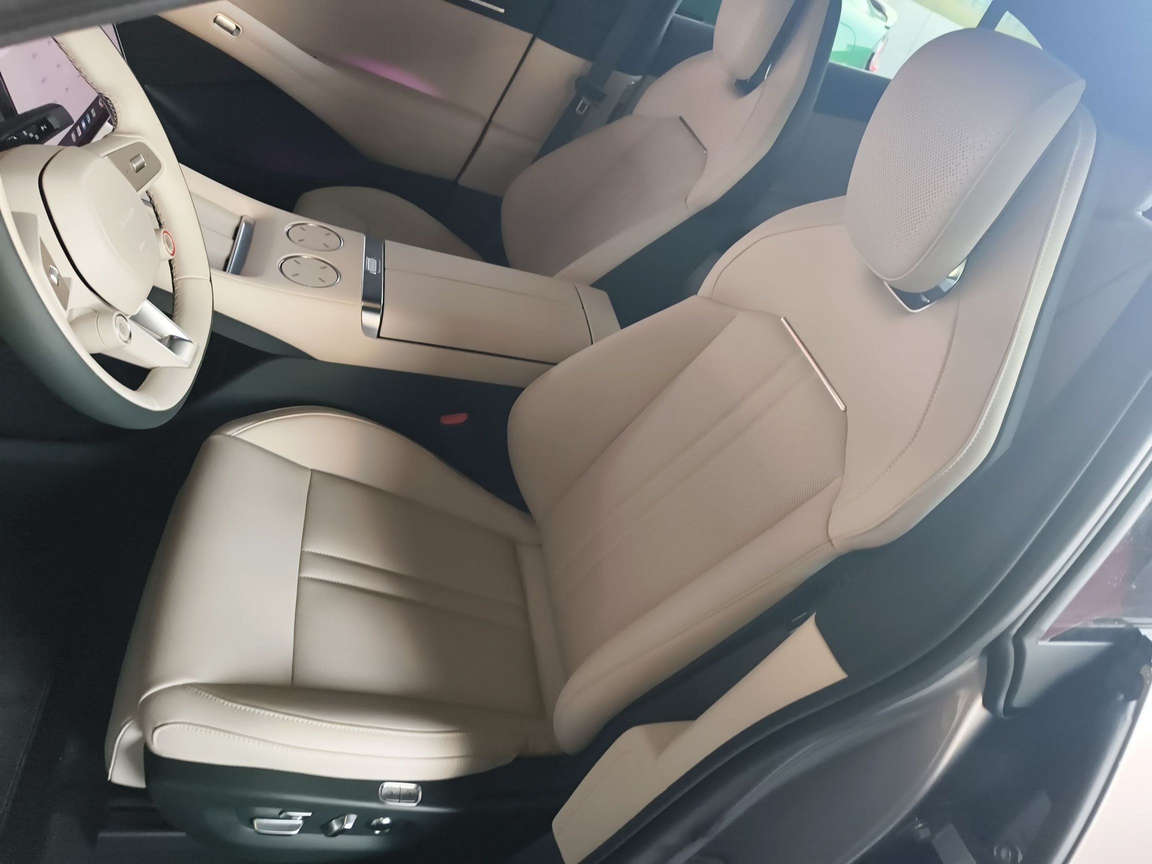 المقاعد الأمامية داخل السيارة