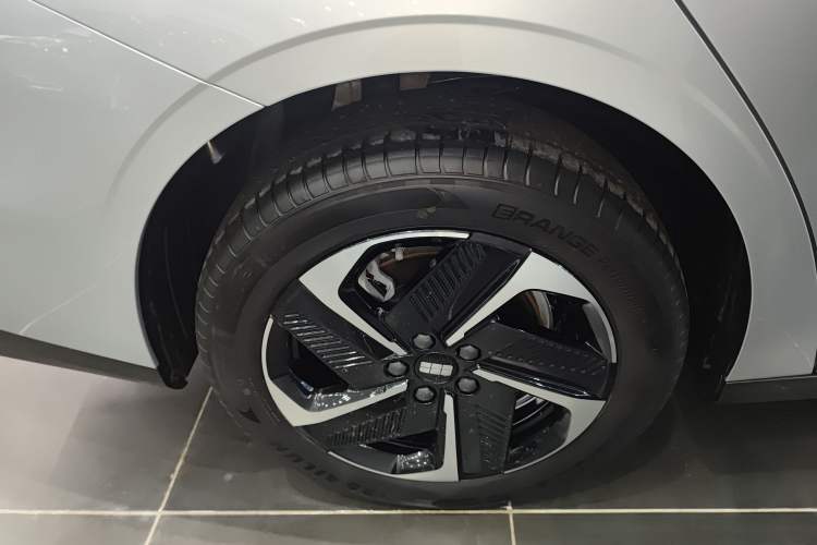 Used  L6 2025 EM-i 140km Starship Edition
