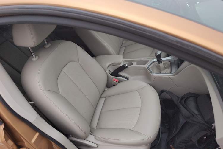 Used Venucia T70 2015 2.0L Manual RuiXiang Edition
