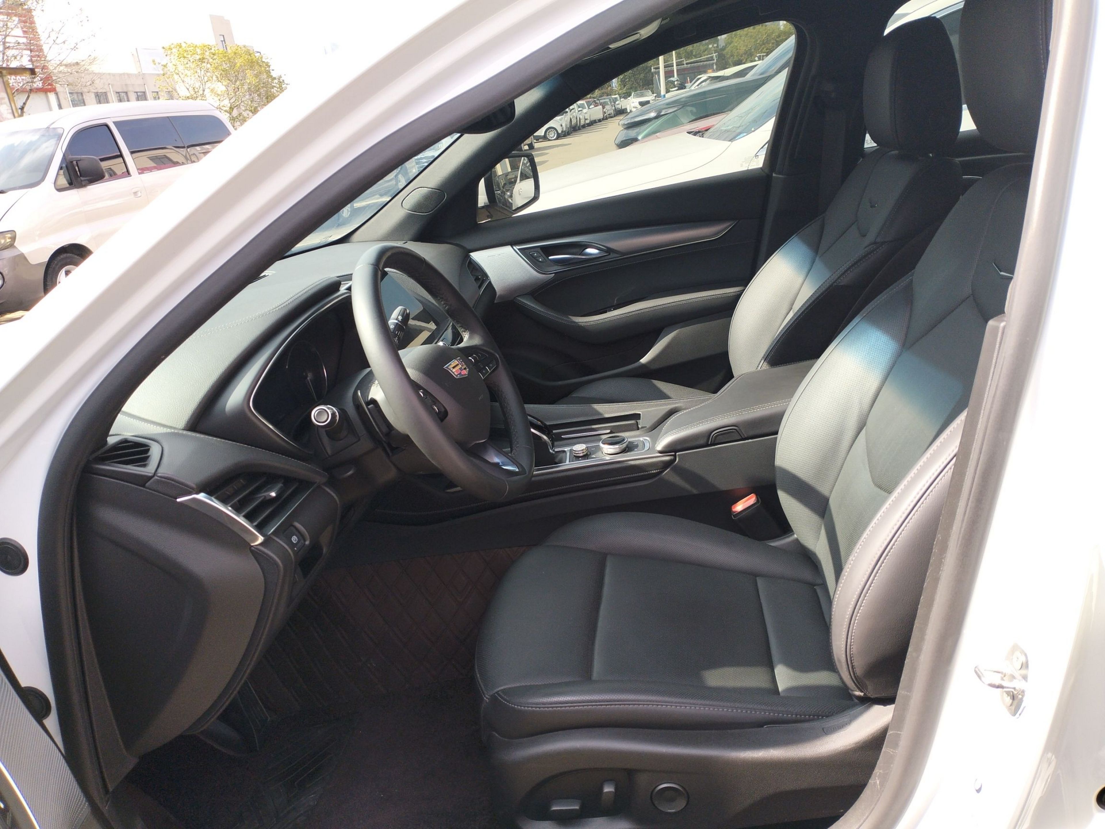 المقاعد الأمامية داخل السيارة