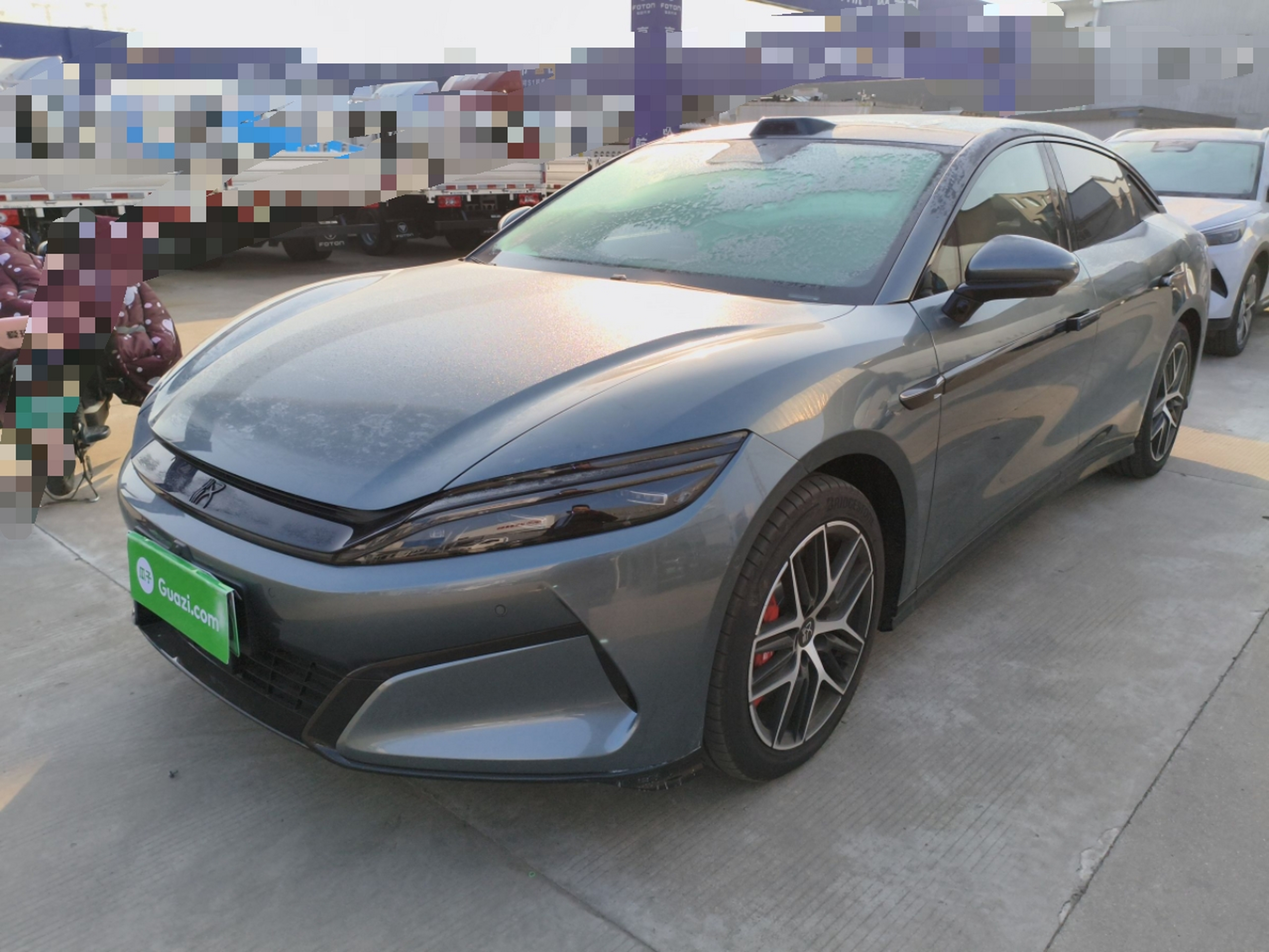 تحت مقدمة السيارة