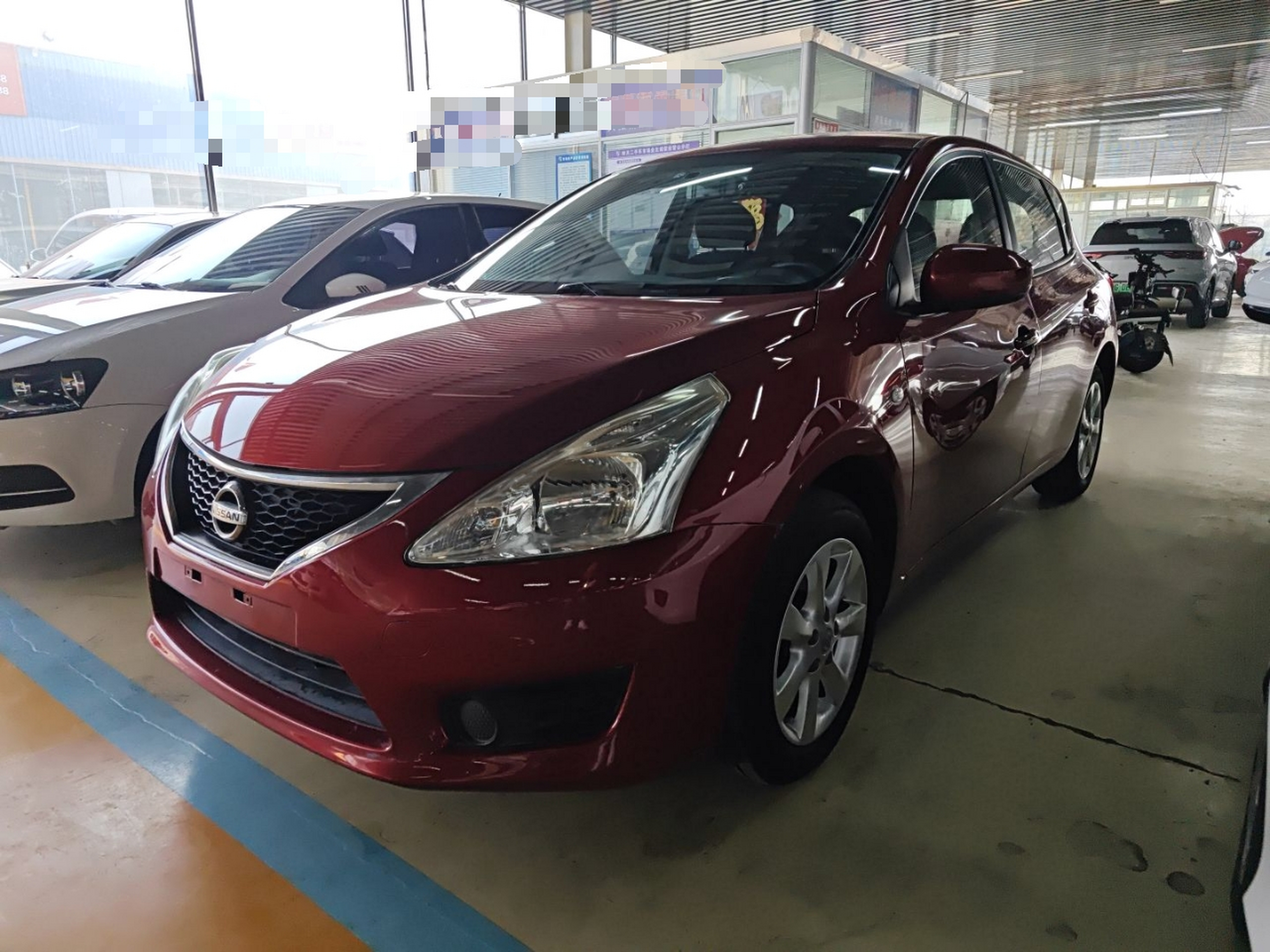 تحت مقدمة السيارة