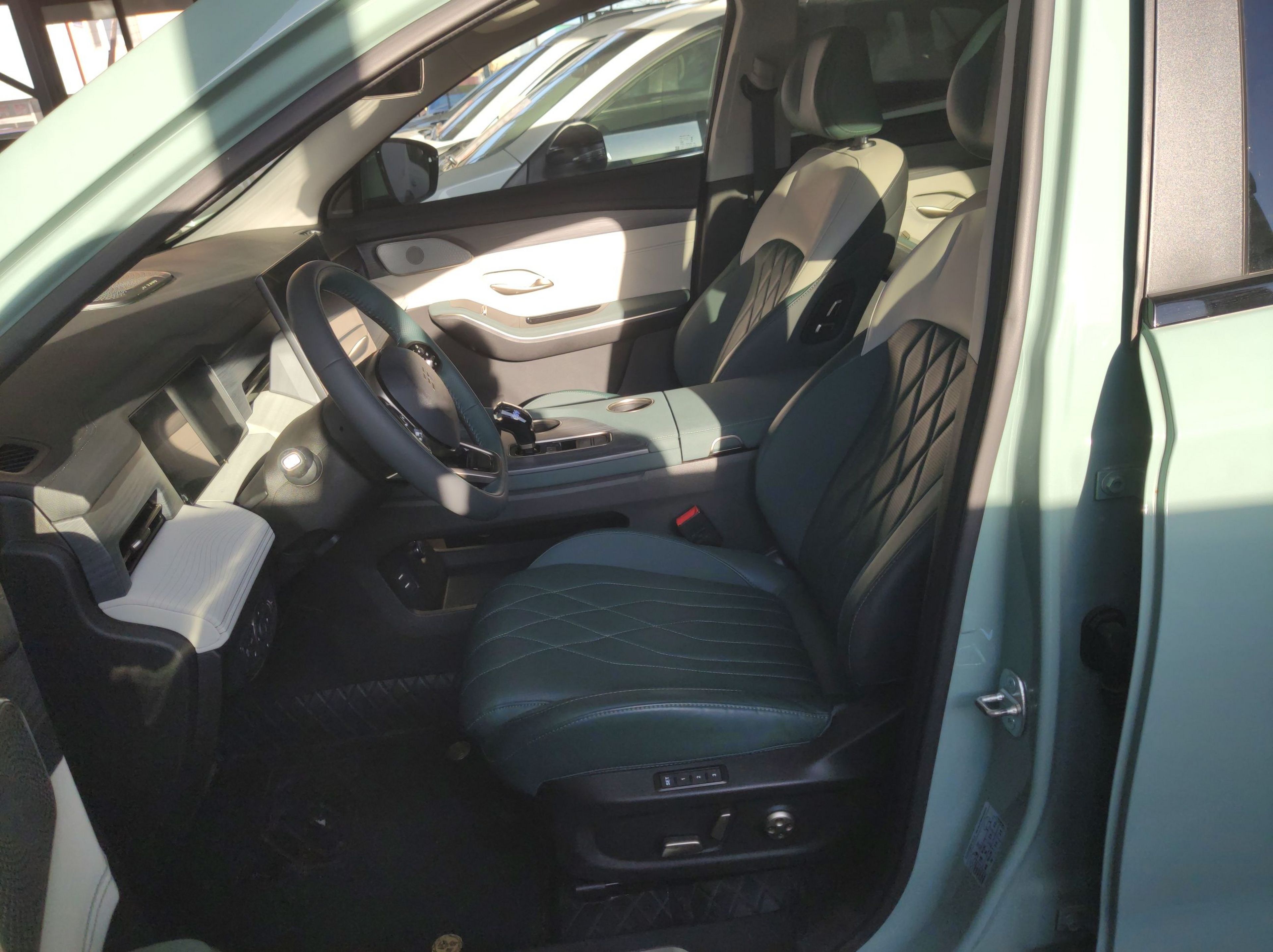 المقاعد الأمامية داخل السيارة