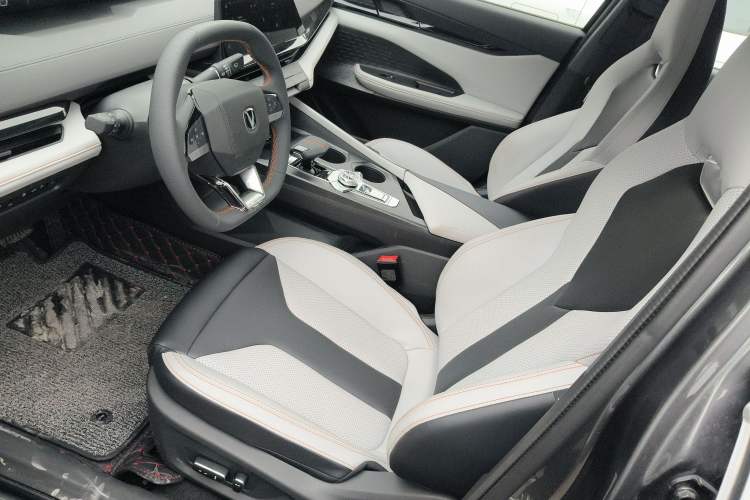 Used Changan UNI-V iDD 2024 Blue Whale Smart Electric iDD 136km ZhiKu Model
