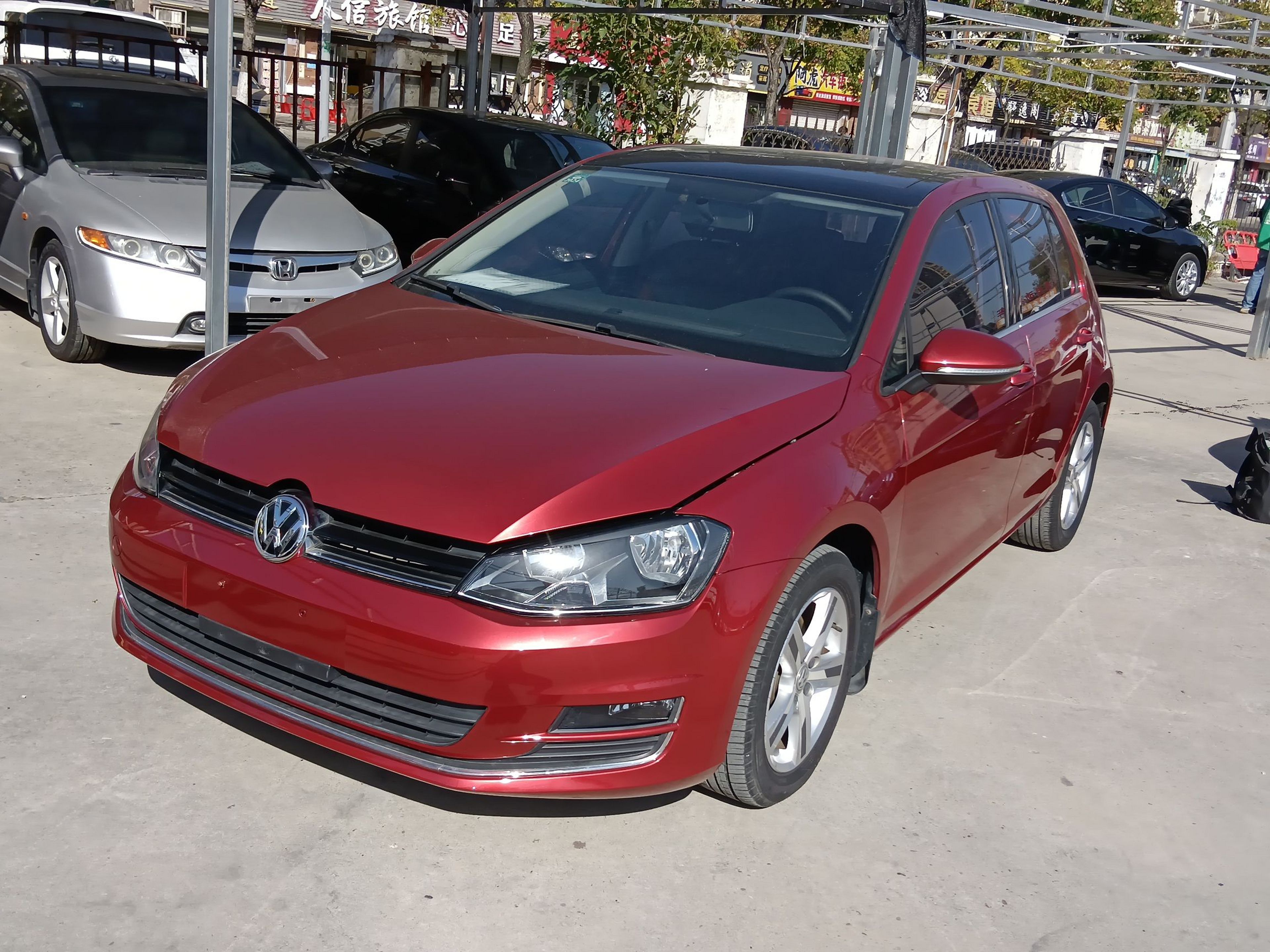 تحت مقدمة السيارة