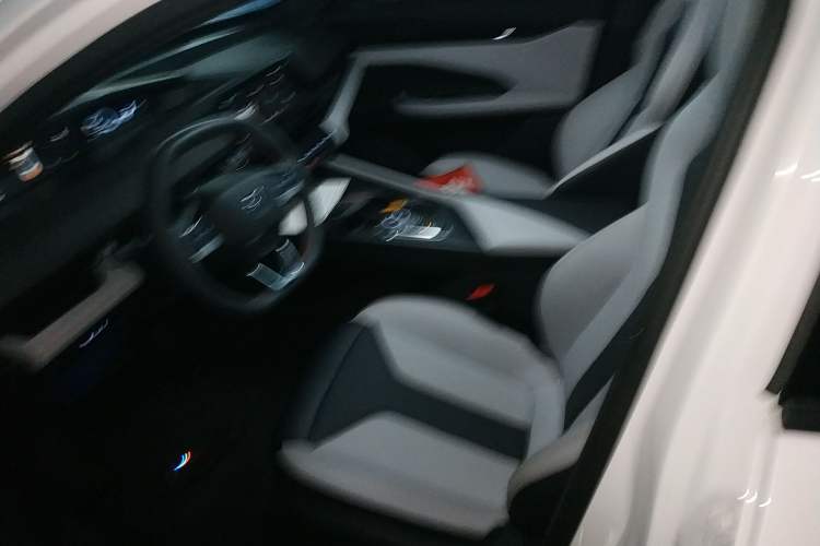 Used Changan UNI-V iDD 2024 Blue Whale Smart Electric iDD 136km ZhiKu Model
