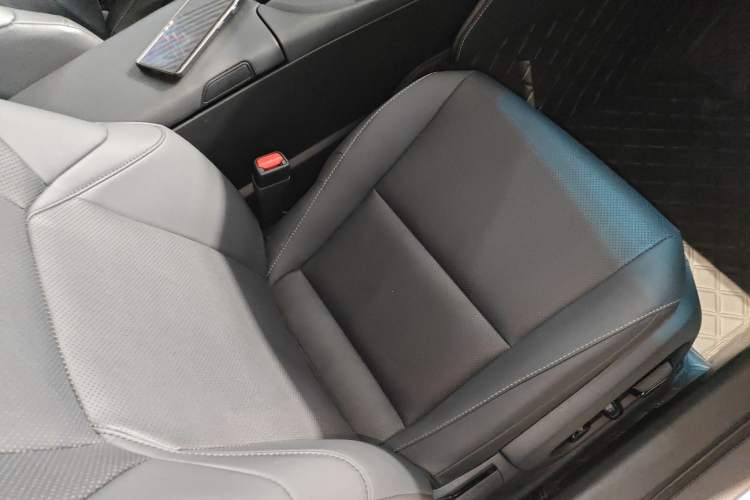 Used Lexus ES 2020 300h Deluxe Edition
