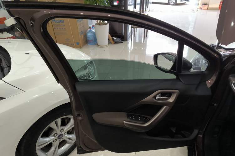 Used Peugeot 2008 2014 1.6L Automatic Fashion Edition
