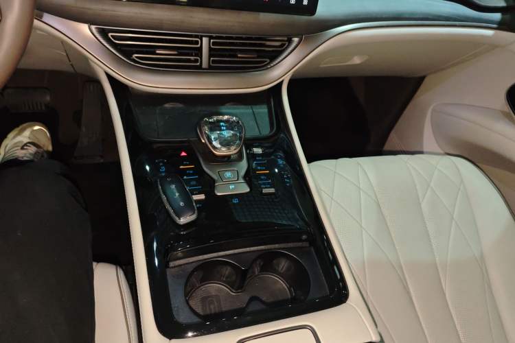 Used Denza D9 2022 DM-i 970 Four-Wheel Drive Flagship Model