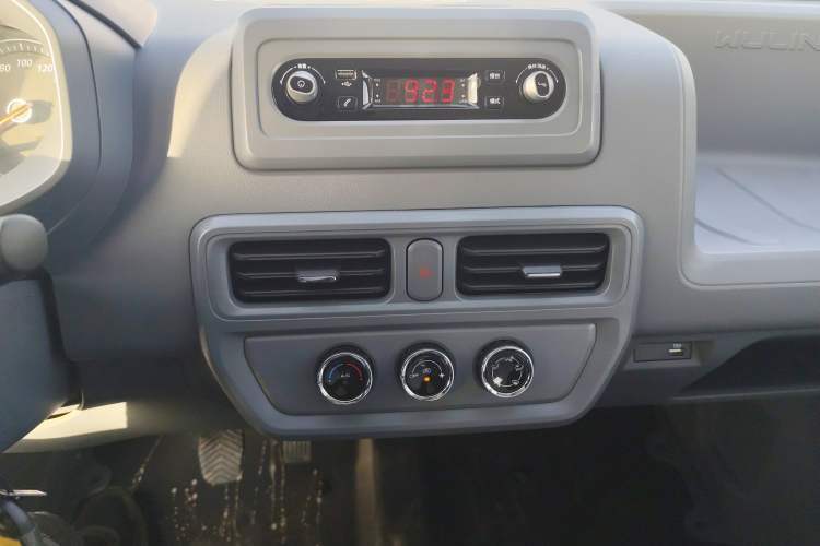 Used Wuling Yangguang 2024 300KM Comfort Version Passenger Van 75kW