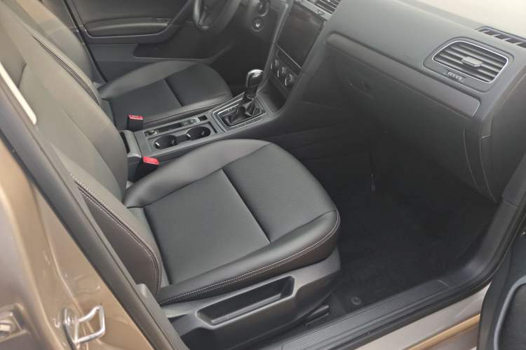 Used Volkswagen Golf 2016 1.6L Automatic Fashion Model