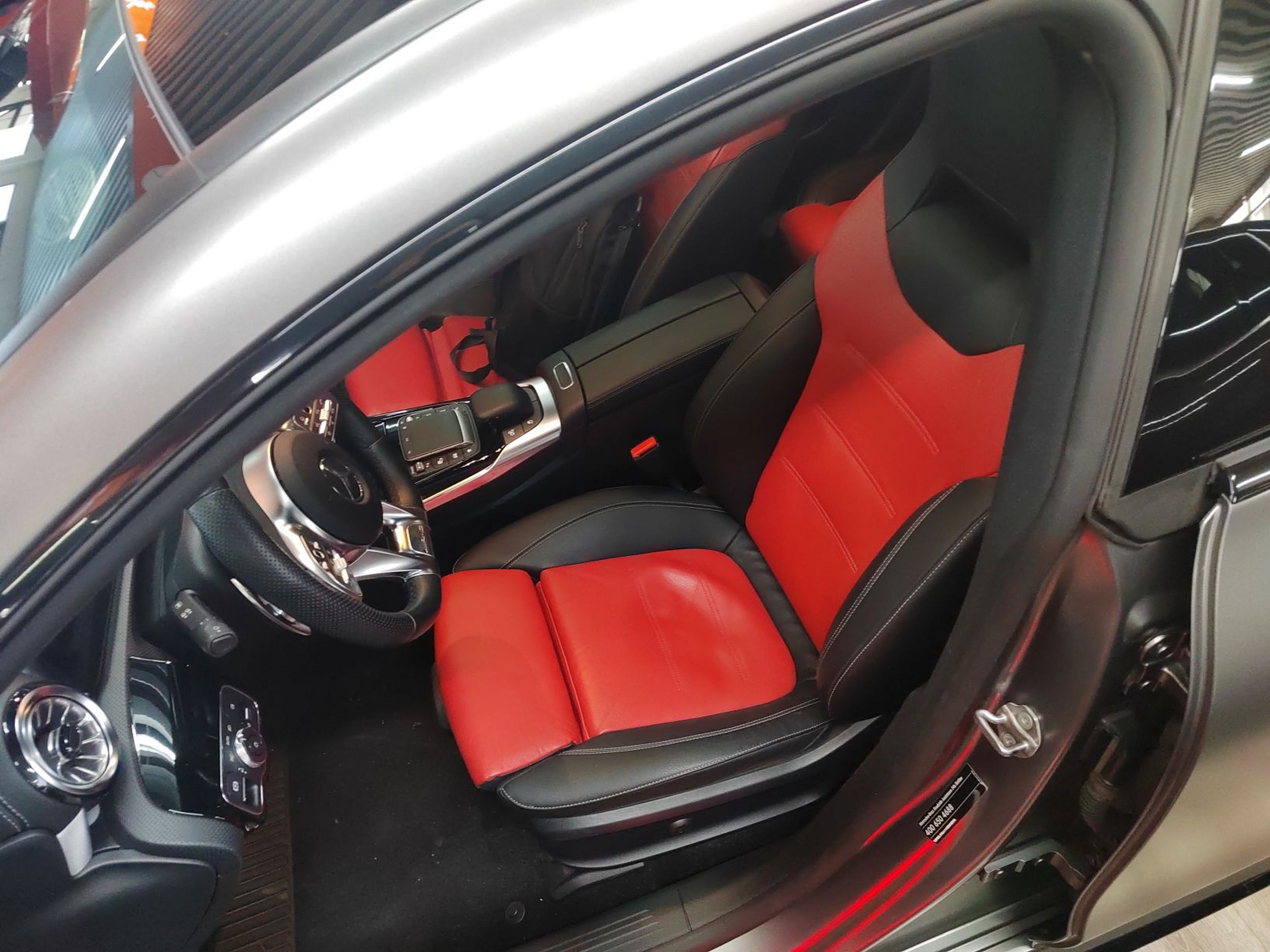 Переднее сиденье в автомобиле