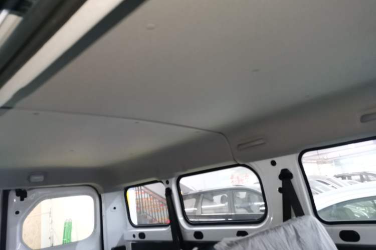 Used Wuling Yangguang 2024 300KM Comfort Version Passenger Van 75kW
