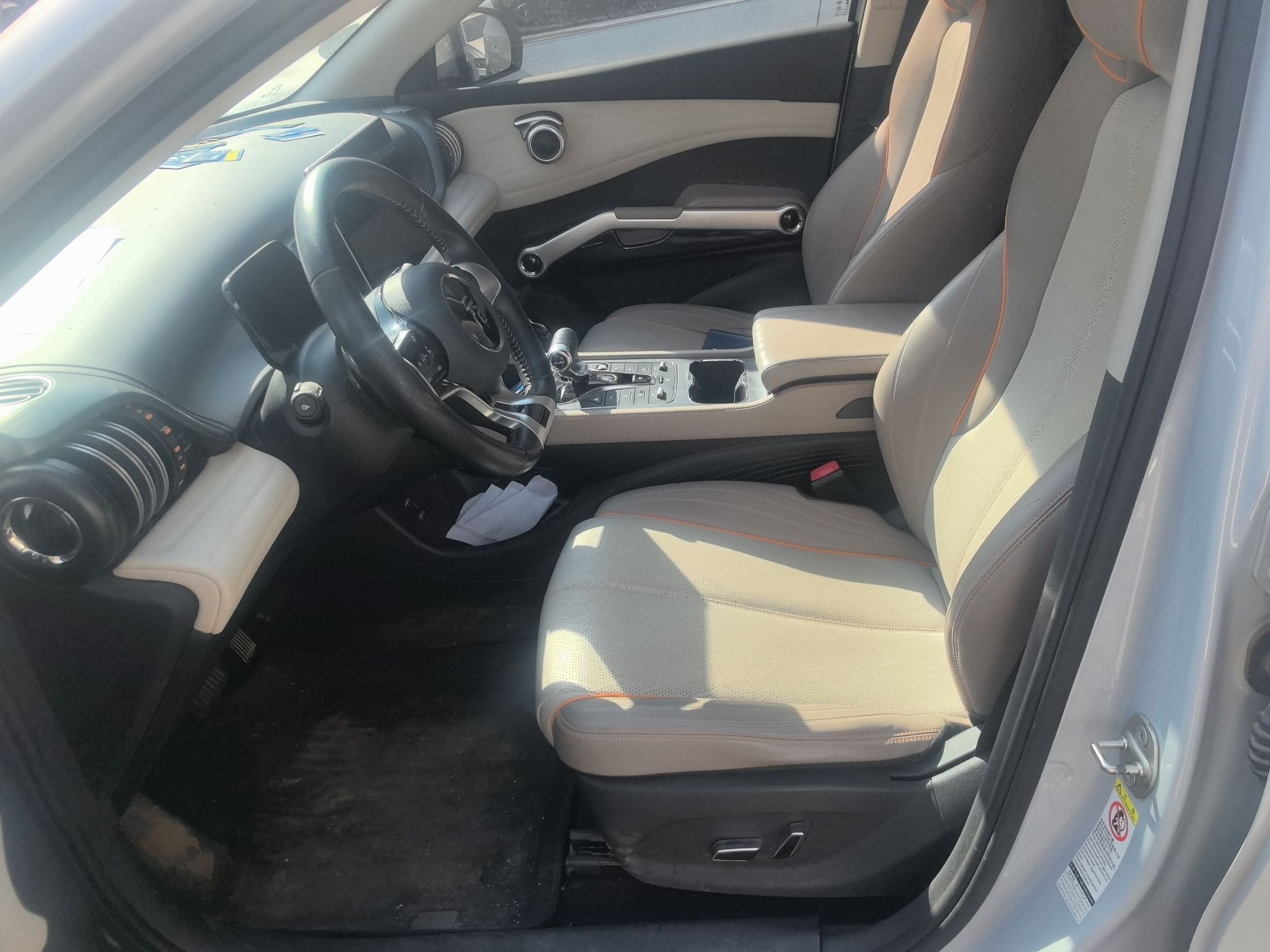 المقاعد الأمامية داخل السيارة