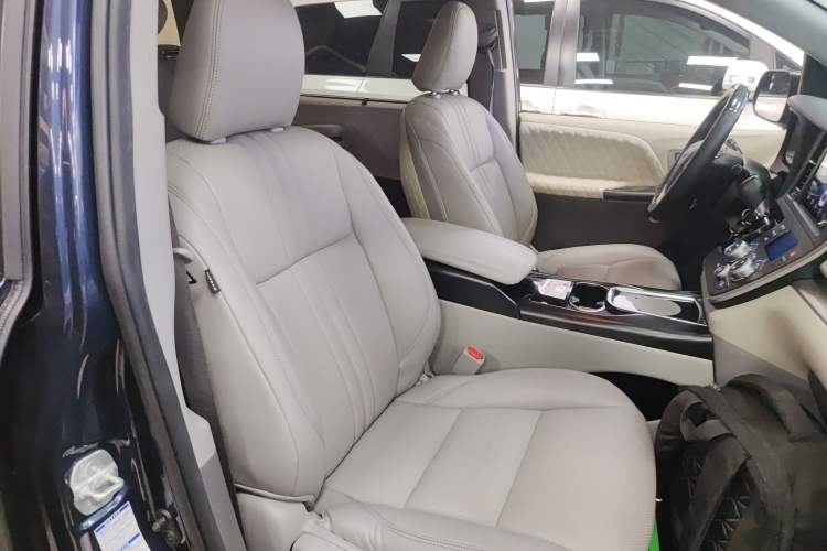 Used Toyota Sienna 2019 3.5L Two-Wheel Drive LE Trim 7 Seats U.S. Specification
