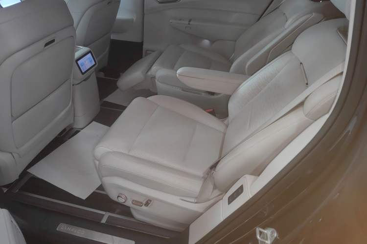 Used Lynk & Co 900 2025 2.0T Ultra
