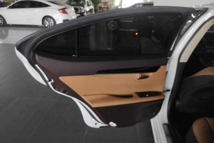 Used Lexus ES 2015 300h Comfort Edition
