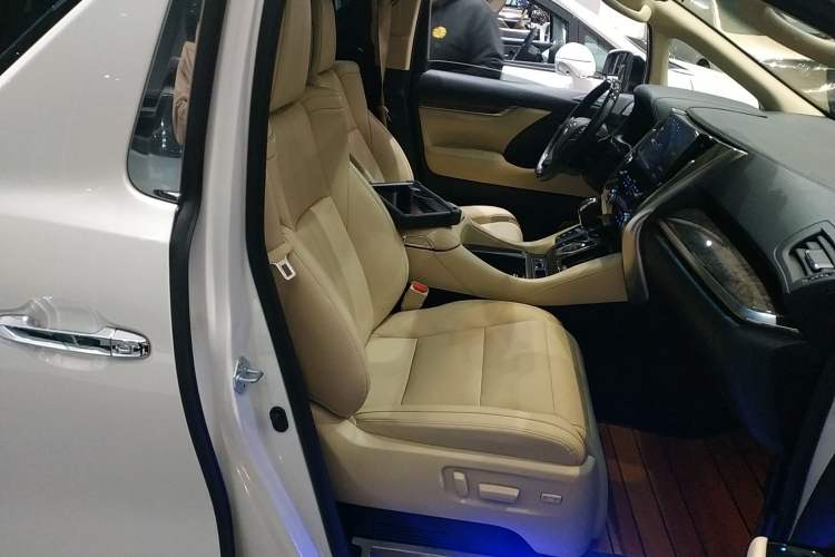 Used Toyota Alphard 2021 Dual-Motor 2.5L Premium Edition
