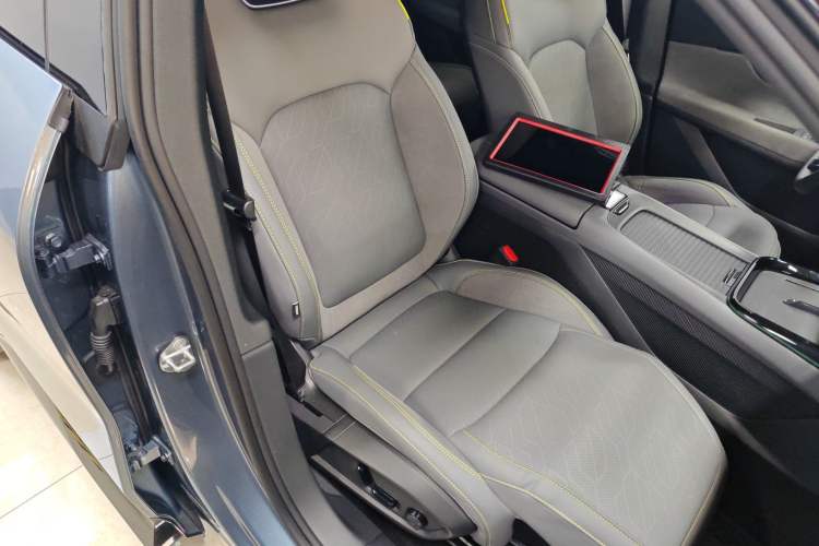 Used Lynk & Co 08 EM-P 2025 220 km All-Wheel-Drive Performance Halo
