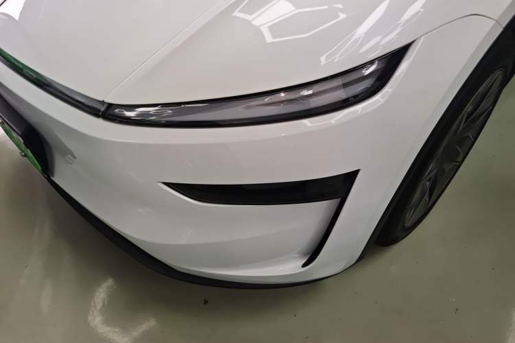 Used Tesla Model Y L 2025 Long-Range All-Wheel-Drive Version
