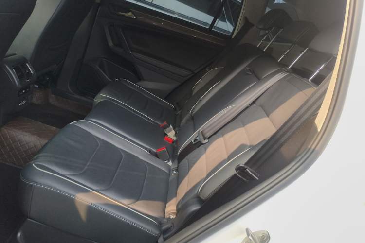 Used Volkswagen Tiguan L 2019 Restyled 330TSI Automatic Two-Wheel Drive R-Line Flagship Version China VI Standard
