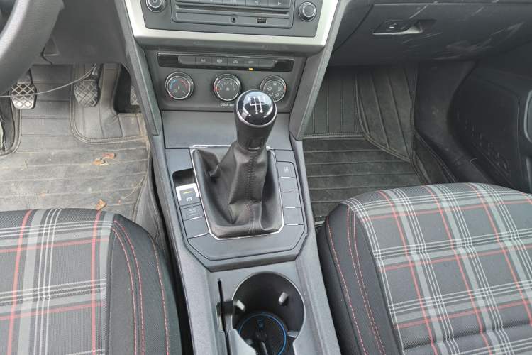 Used Volkswagen Lamando 2015 230TSI Manual Trend Edition
