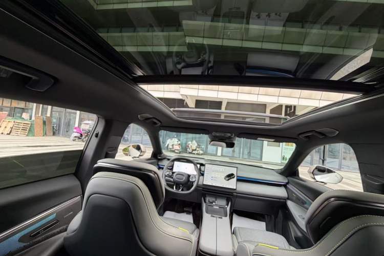 Used Lynk & Co 08 EM-P 2025 120km Long-Range Halo