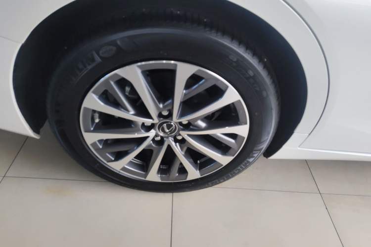 Used Lexus ES 2025 300h Deluxe Edition