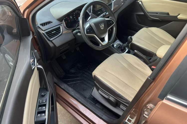Used Baojun 310W 2017 1.5L Manual Fashion Model China V
