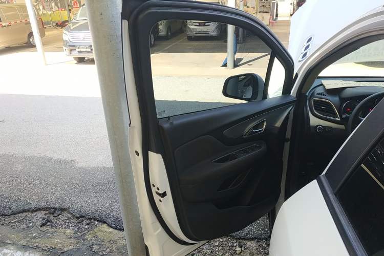 Used Buick Encore 2015 1.4T Automatic Two-Wheel Drive Urban Elite Version
