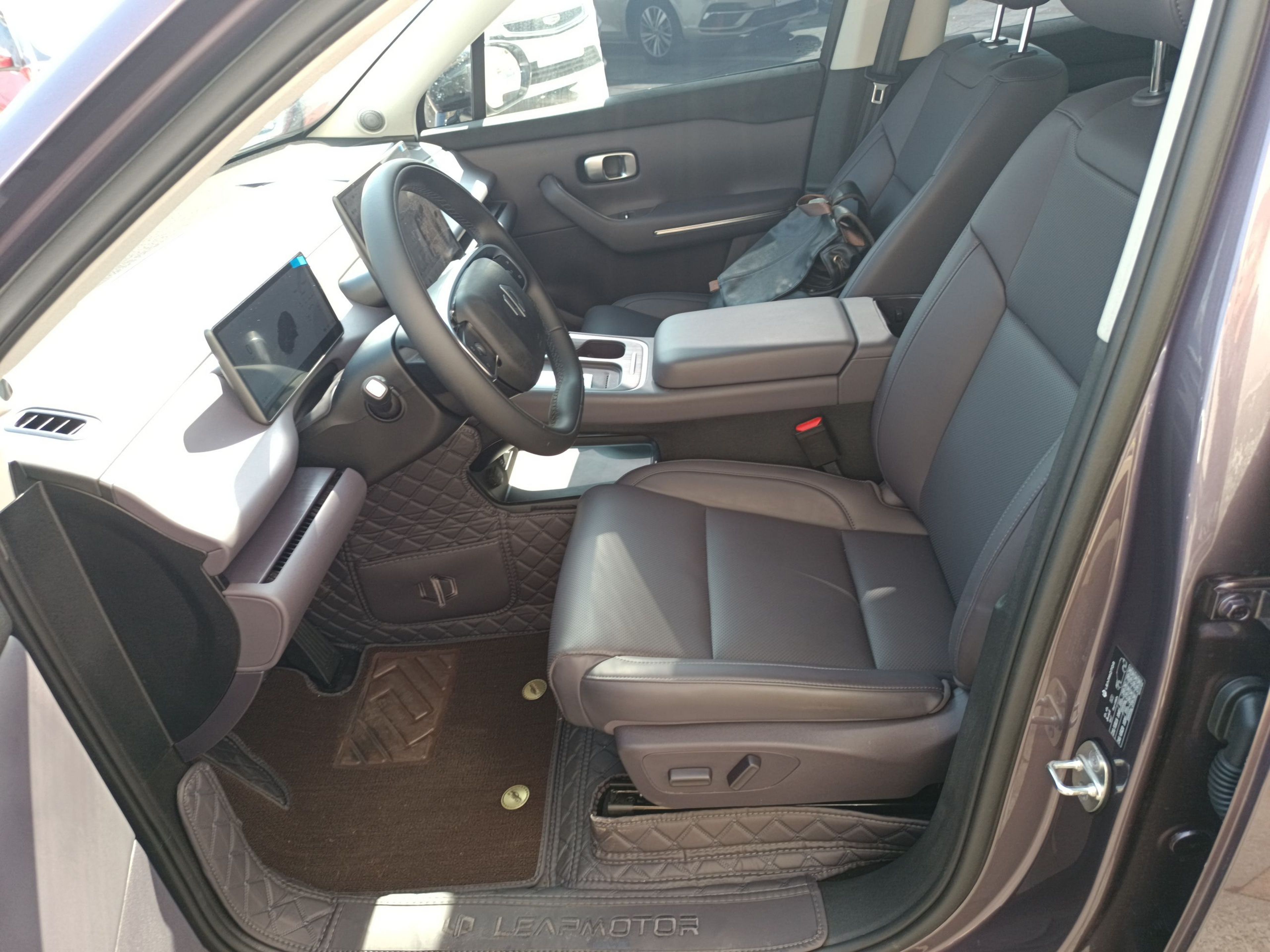 المقاعد الأمامية داخل السيارة