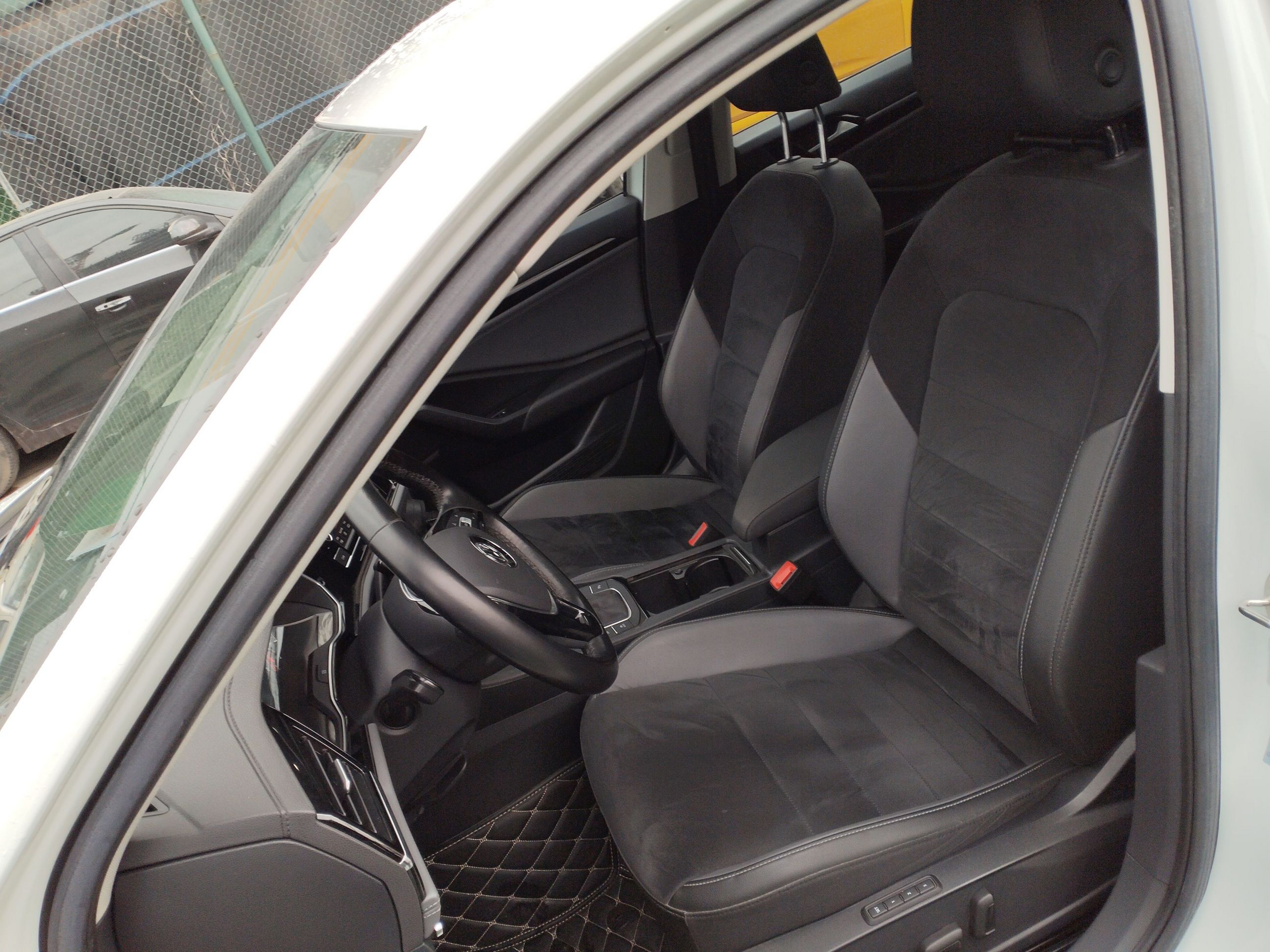 Переднее сиденье в автомобиле