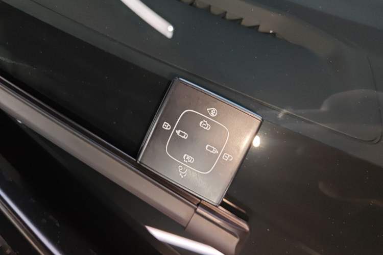 Used Volvo EM90 2025 Ultra Six-Seater
