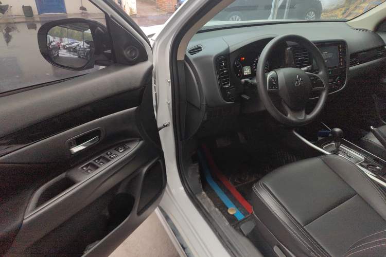 Used Mitsubishi Outlander 2021 Revised Version 2.0L Two-Wheel Drive Comfort Edition 5 Seats
