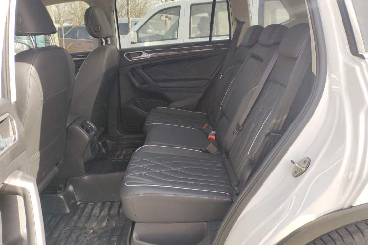 Used Volkswagen Tiguan L 2024 Outstanding Model 300TSI Automatic Two-Wheel Drive Longteng Edition
