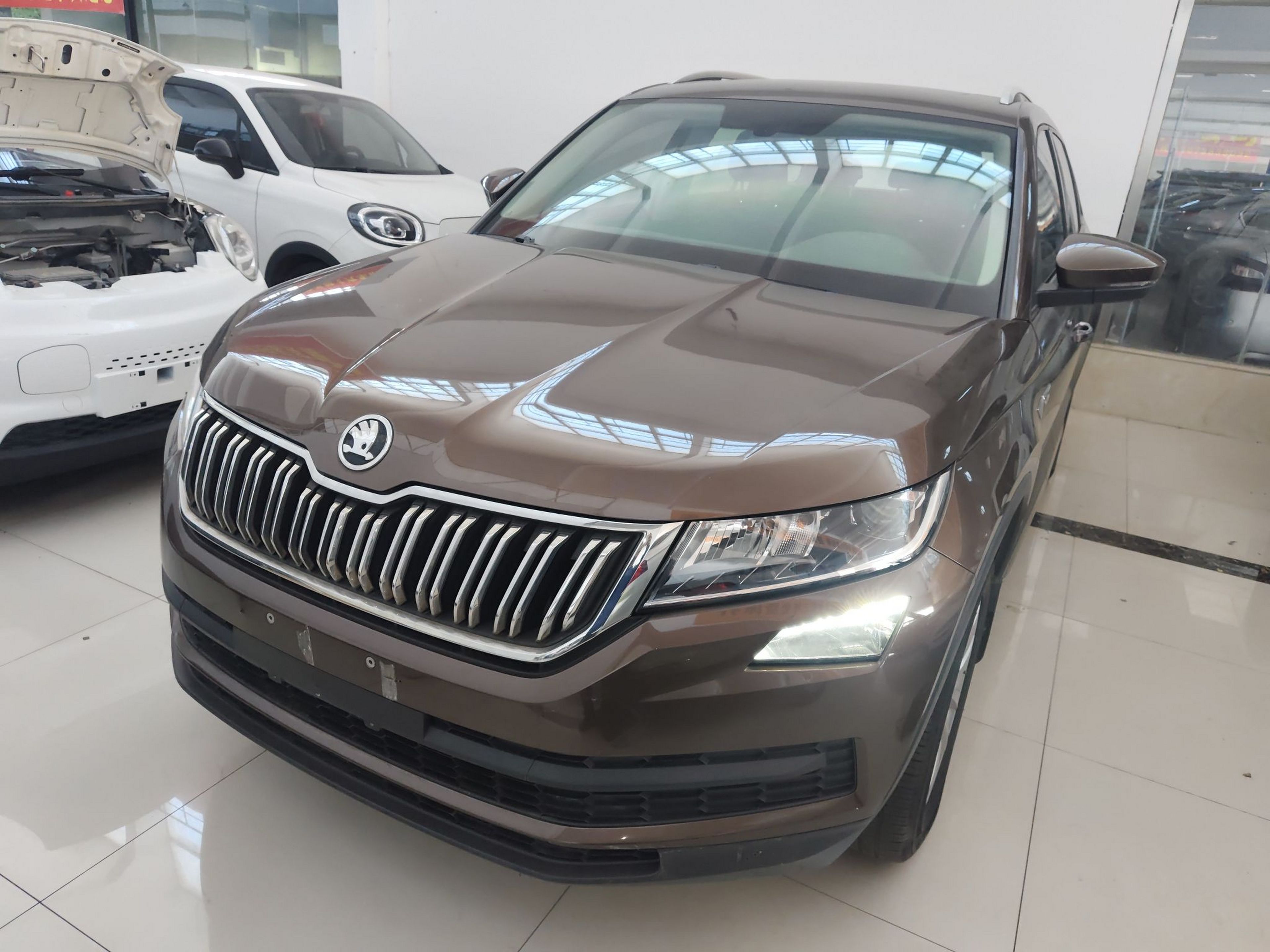 Под передней частью автомобиля