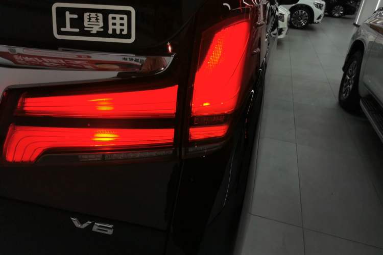 Used Toyota Alphard 2018 Revised Version 3.5L Premium Edition
