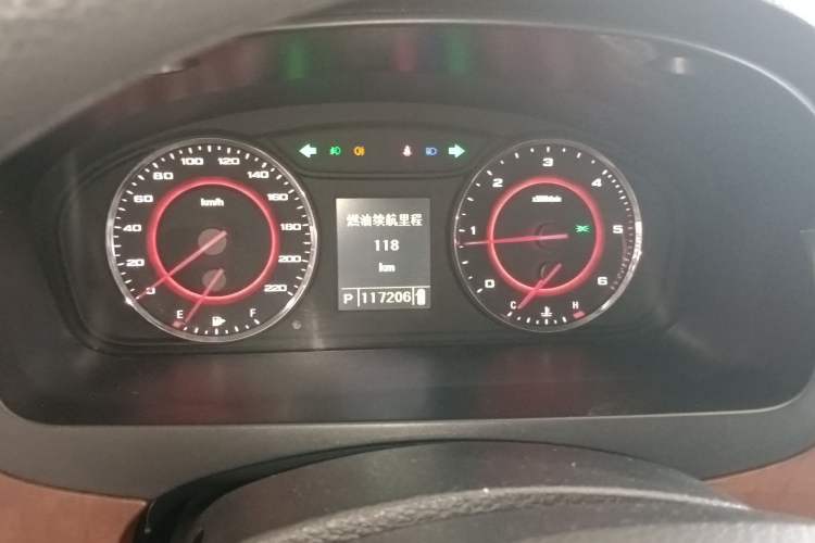 Used SAIC MAXUS G10 2016 1.9T Automatic Elite Edition Diesel China V Emission Standard
