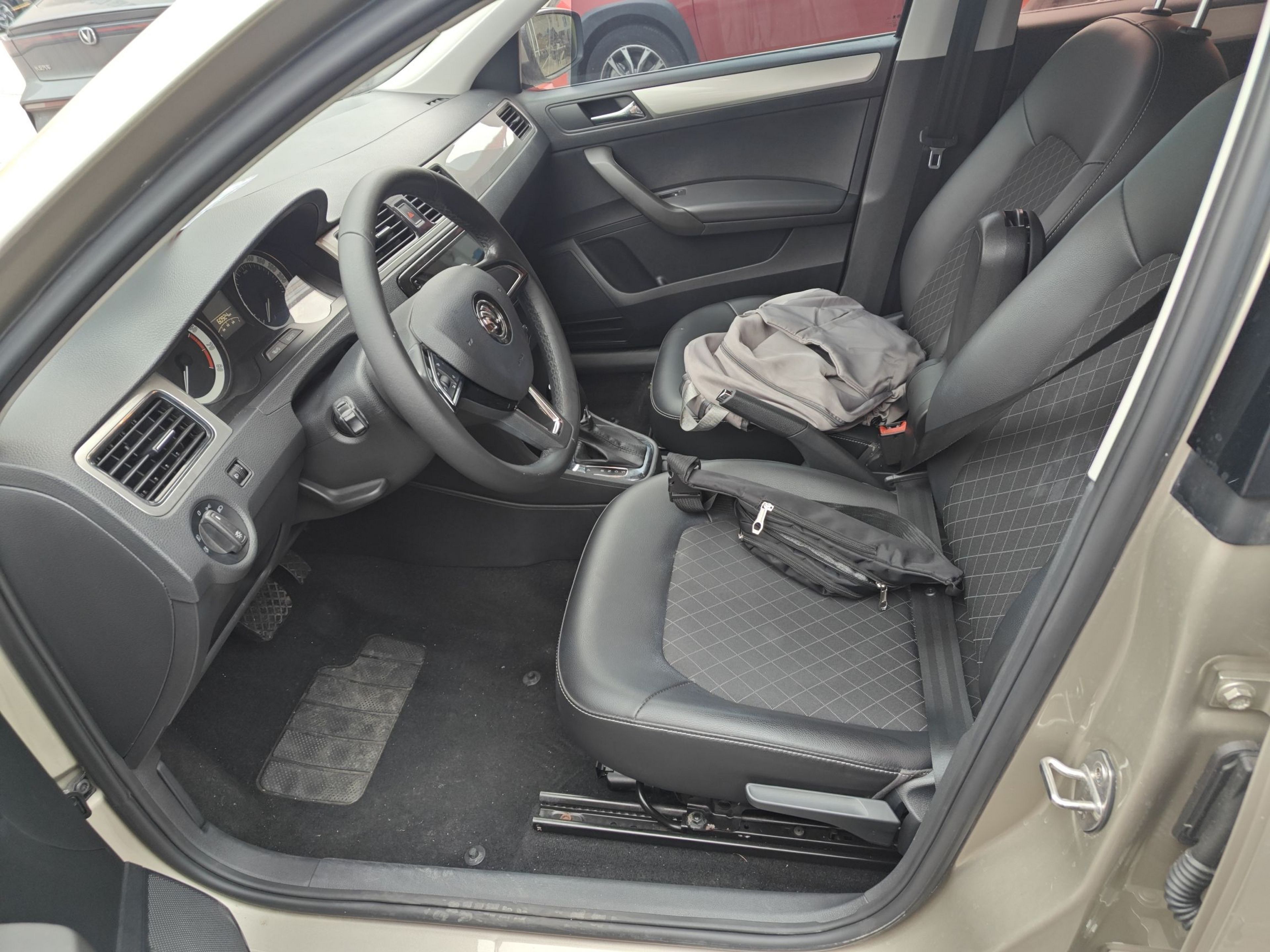 المقاعد الأمامية داخل السيارة