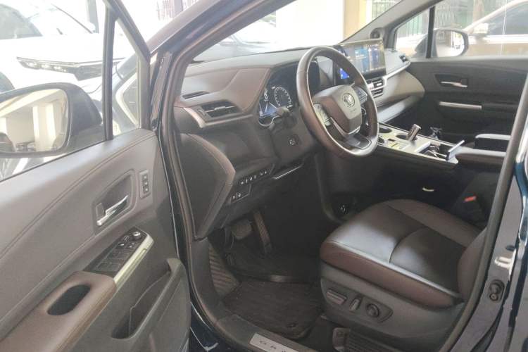 Used Toyota Granvia 2023 2.5L Hybrid Flagship VIP Edition
