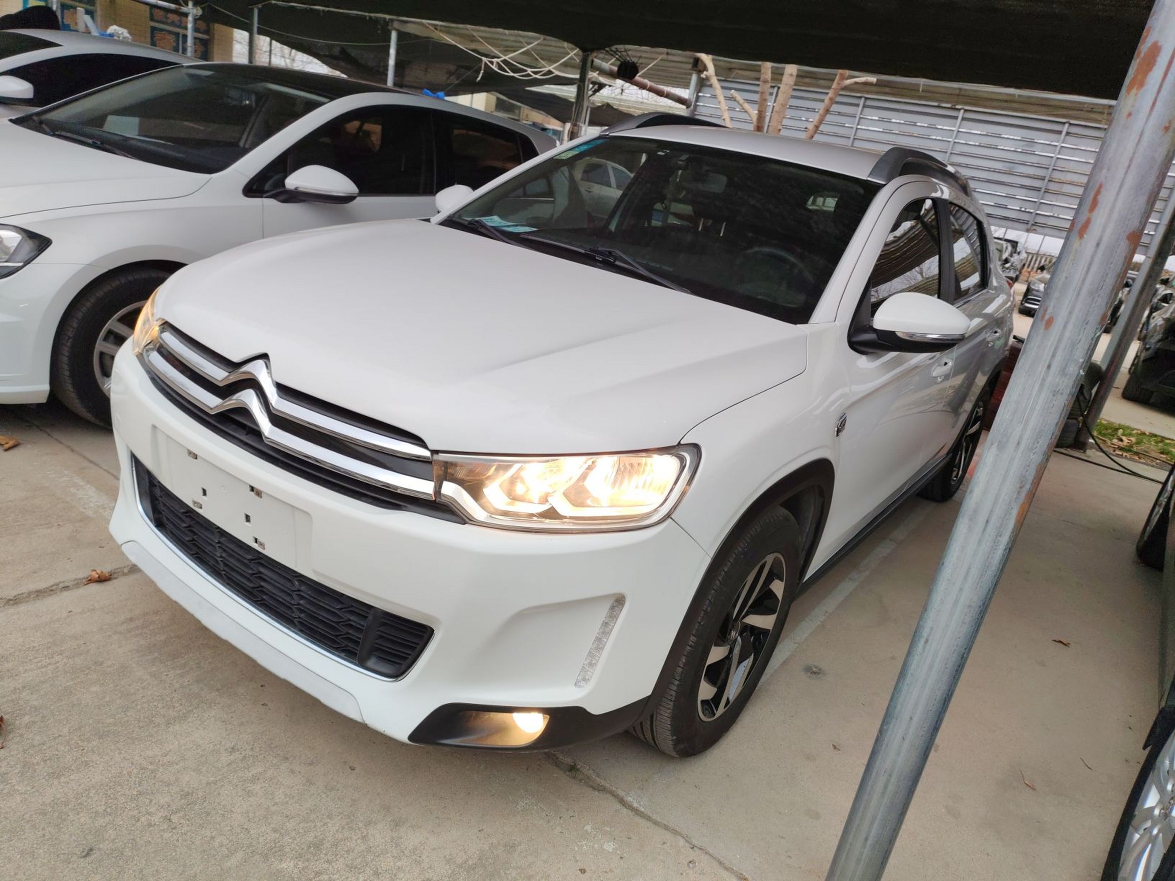 Под передней частью автомобиля